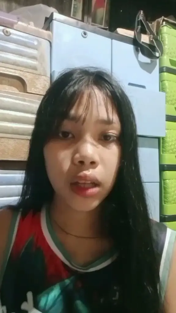 Une jeune mère qui parle face à la caméra