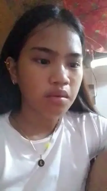 Une fille qui parle face à la caméra